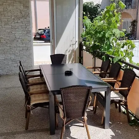 Leana Apartment