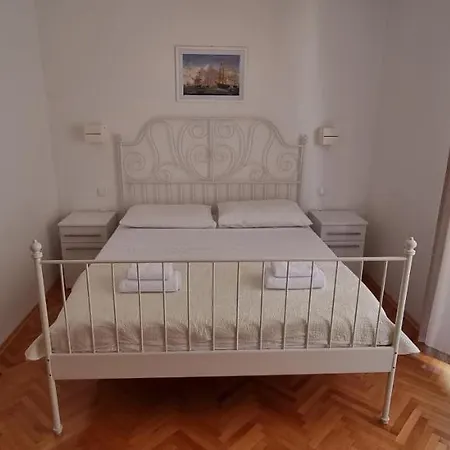 Apartment Leana